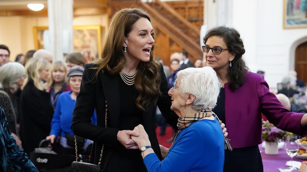 凯特出席活动，改穿裤装后气质越来越干练，  戴珍珠项链致敬女王