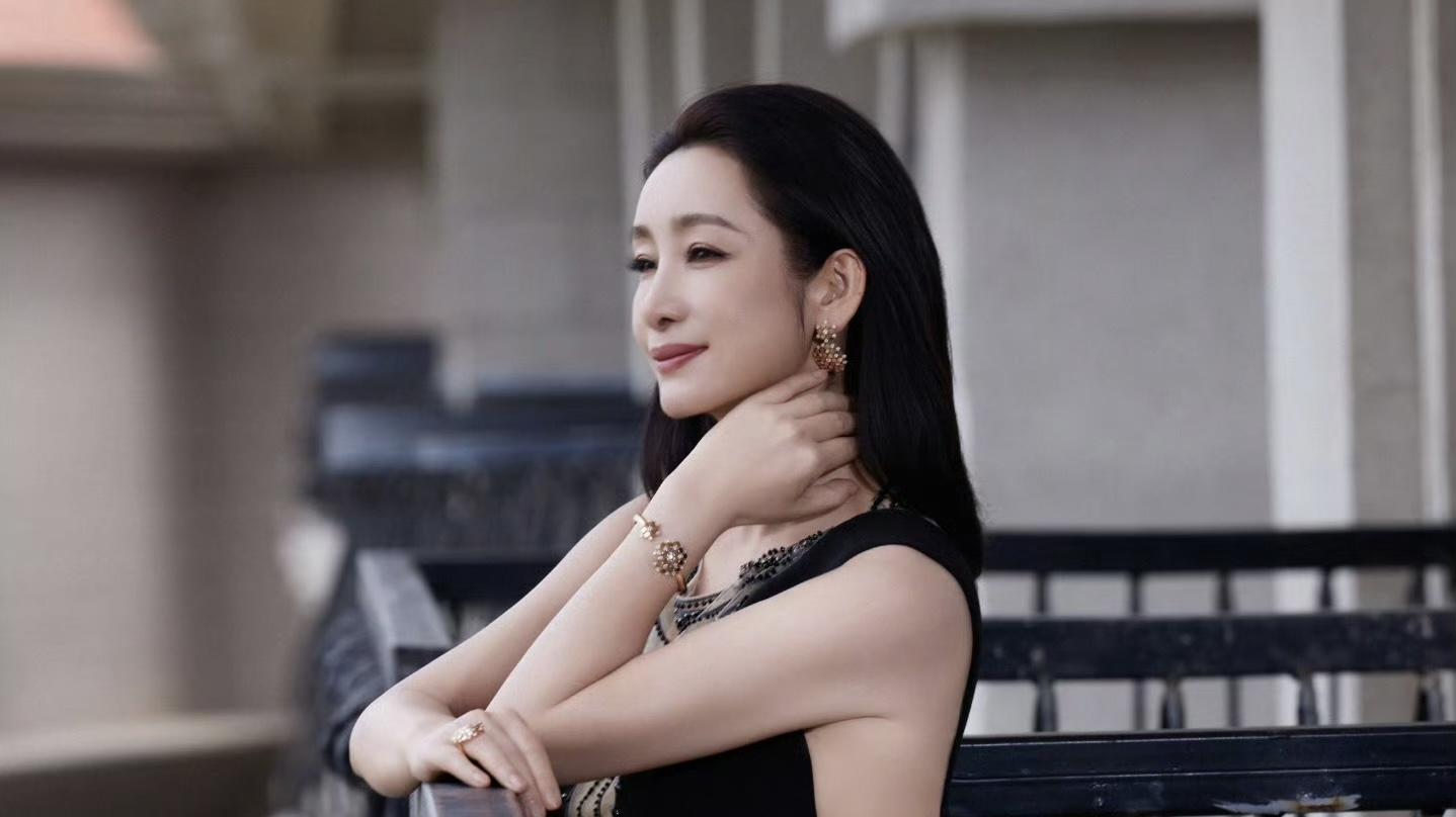 “反差萌”女王：秦海璐穿礼服吃蛤蜊，霸气与随性并存