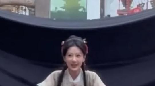 好鲜活！杨紫晒“今日下班”视频，一颠一颠的太可爱了