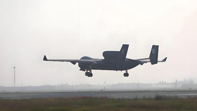 不能隐身的“九天”无人机首飞，“空中卡车”是战略杀手吗？
