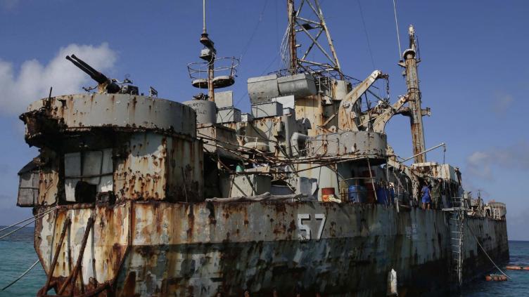 仁爱礁冒出黑烟后，菲船只再次进行运补，中国海警送出一句忠告