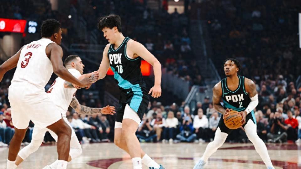 杨瀚森5分钟填满数据栏！正负值+5却遭雪藏，开拓者终结连败