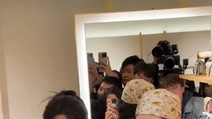 44岁的张柏芝和32岁的杨紫同框合照，美女同框好养眼