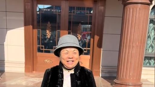 刘强东妈妈豪宅发表讲话，大圆脸很喜庆！炫耀儿媳妇买的新衣服