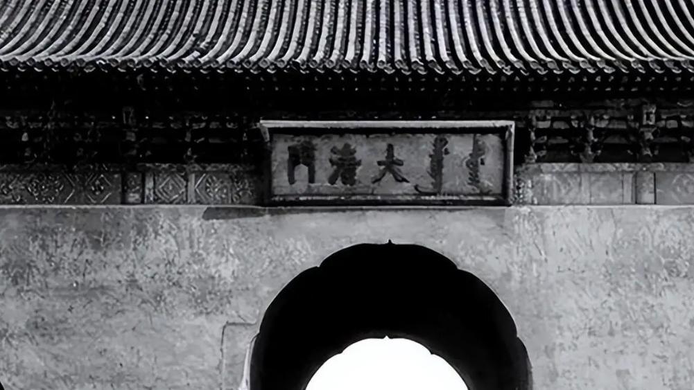 天安门：东边掌生，西边掌死，曾是操纵人们生死大权之所在