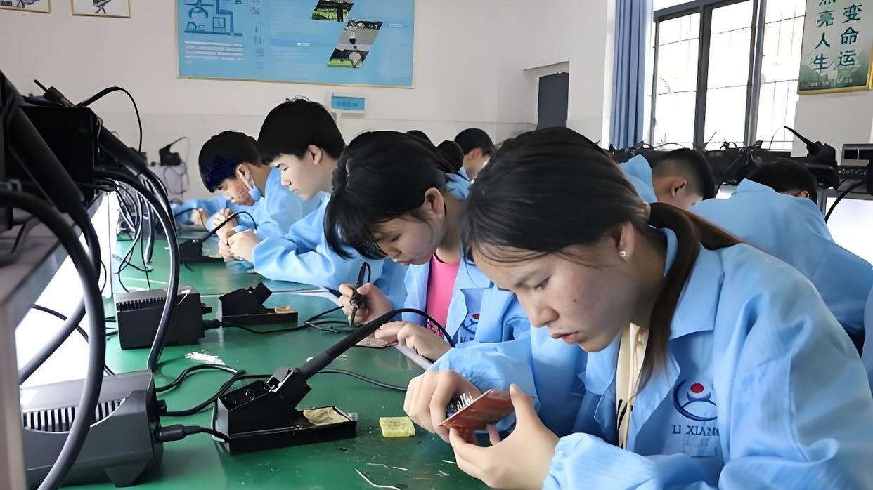 中职教师痛心疾首：别让孩子的未来在流水线上“打螺丝”！