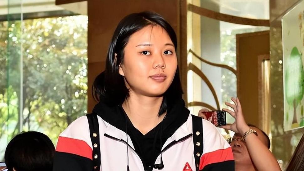 中国女排新队长浮出水面！国际排联点名称赞，3大优势或无人比肩