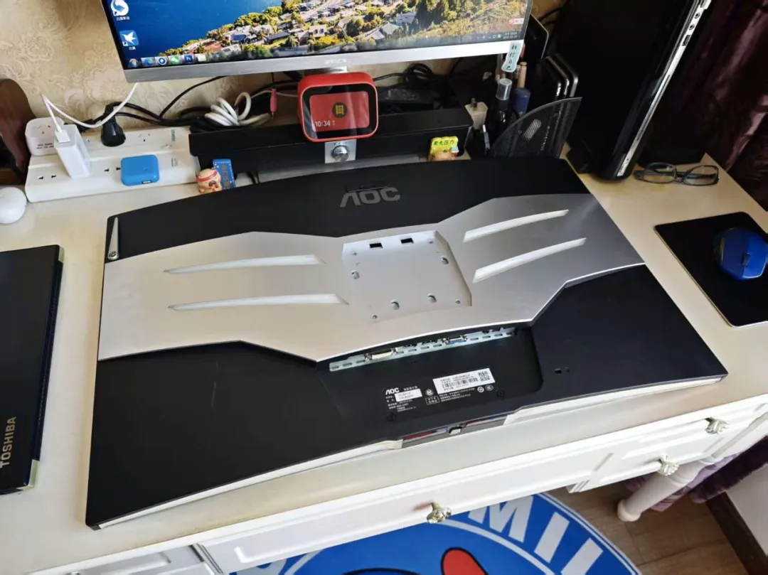 288元“捡漏”32寸曲屏显示器，结果屏幕报废，严重翻车！