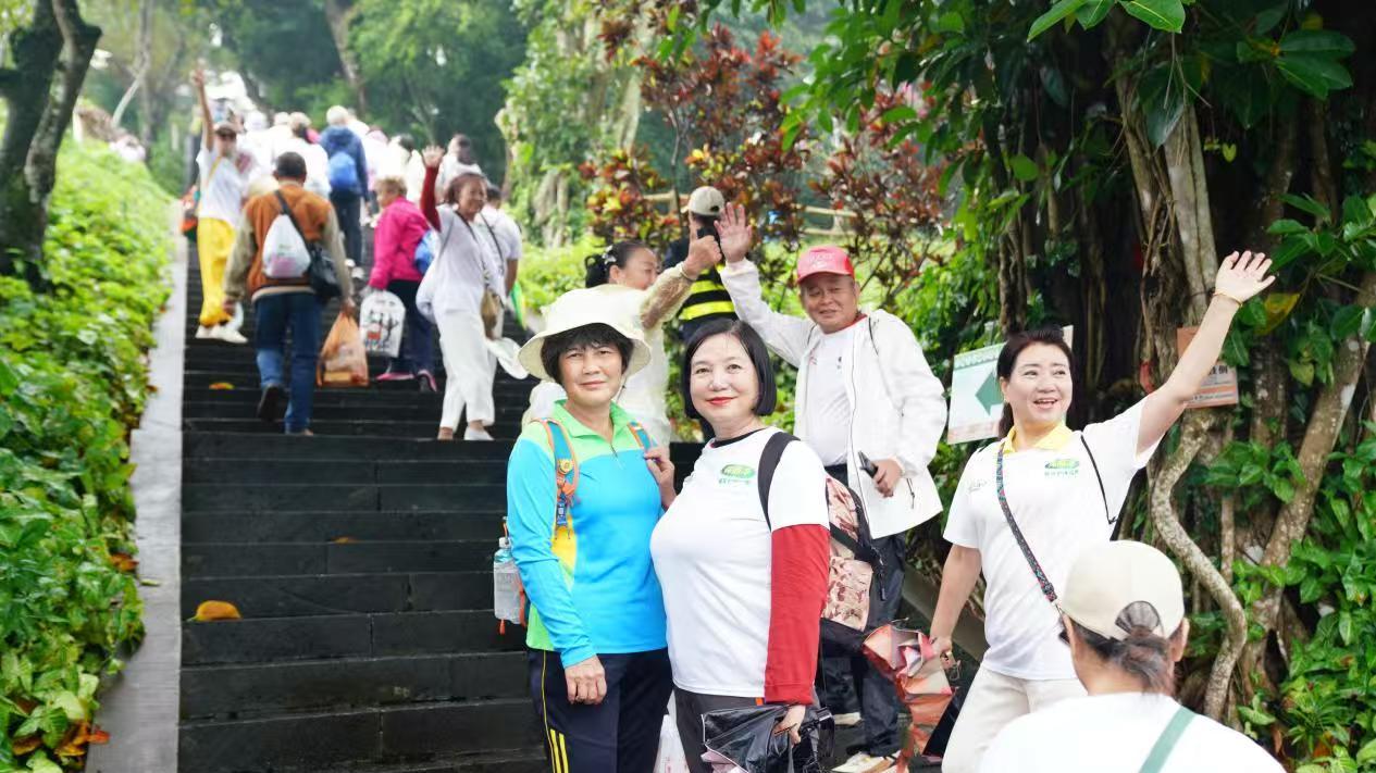 保丽净杯“九九重阳”老年人体育健身活动在海口火山口公园圆满落幕