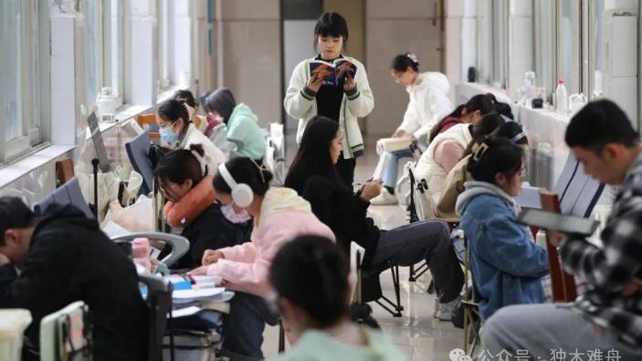 学弟，能否控制一下放屁声？图书馆内大学生意外收到纸条，网友笑翻：憋不住了哈哈哈