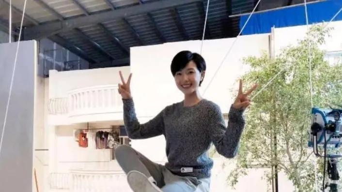 42岁万茜，大秀身材，跟着她练“随便蹲”，能让跑步加速！