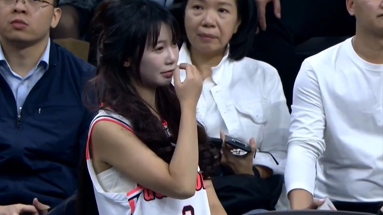 胡明轩8助攻大胜夺冠，徐杰18+7+9表现全能，吴前14中1陷入低迷