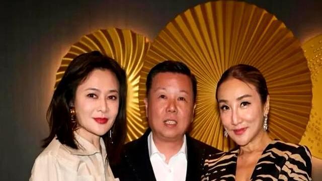 刘嘉玲夫妇给富商雷兆光庆生，雷兆光搂刘嘉玲，梁朝伟被挤到边上