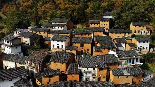 被誉为安徽最美土楼的村庄，现在已经变相收门票，当地村民很不满
