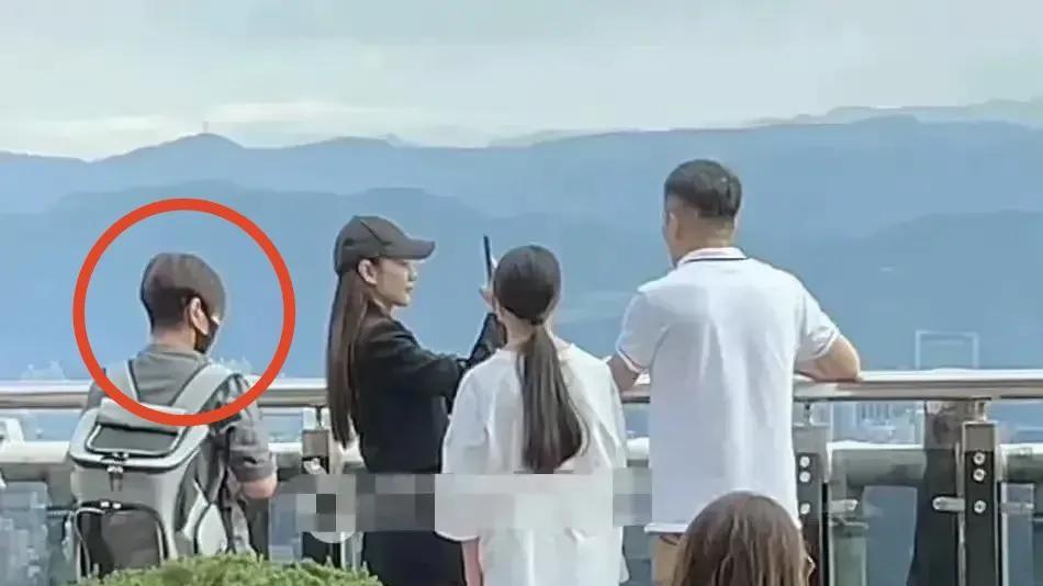 马筱梅母亲现身引关注



这老太太，来干嘛的？真让人好奇！感觉她女儿、女婿的事