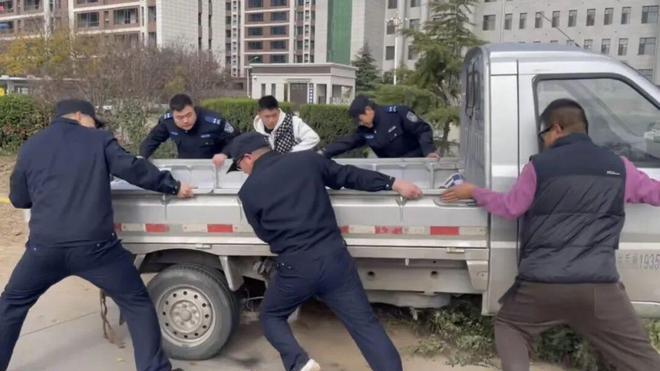 河津市公安局：民警化身“推车侠” 警民情浓暖人心