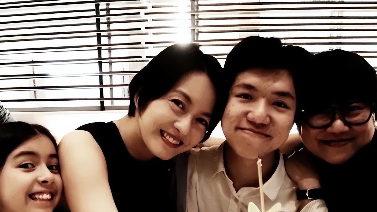 49岁梁咏琪庆生，10岁女儿抢镜，古天乐李心洁罕见同框