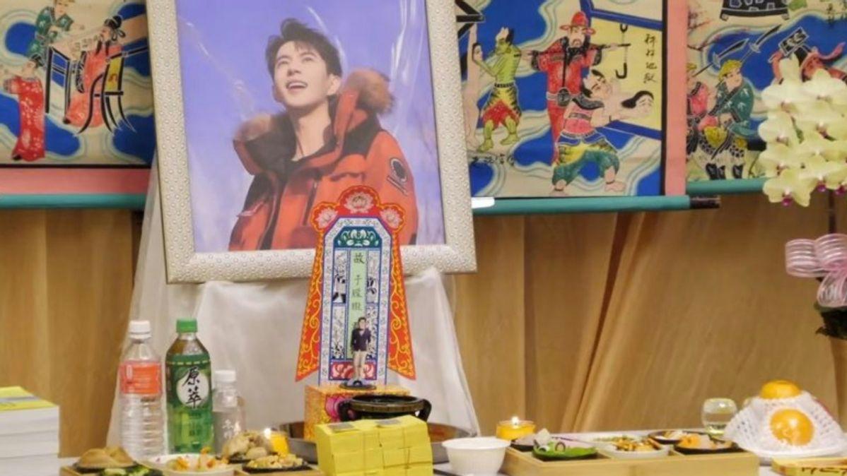 于朦胧恩师为他办追思会！跪地痛哭自称“没用的爸爸”，全场落泪
