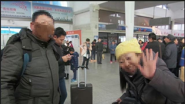 男子霸占听障人行李不还，被发现一脸无所谓，民警气的脸通红