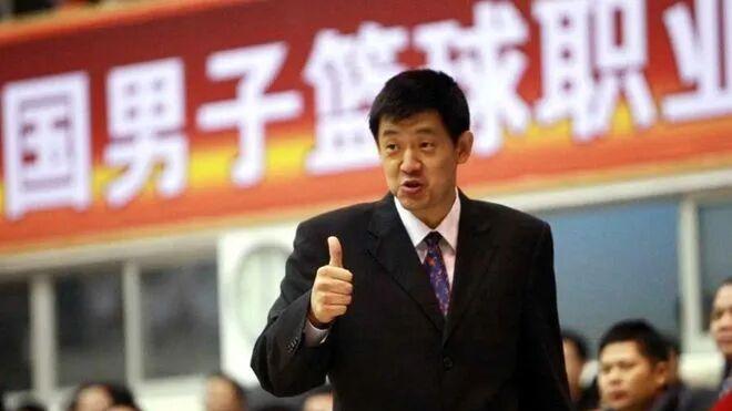 贫困少年逆袭成国产特雷杨，曾拯救过杜锋和男篮，爱情事业双丰收