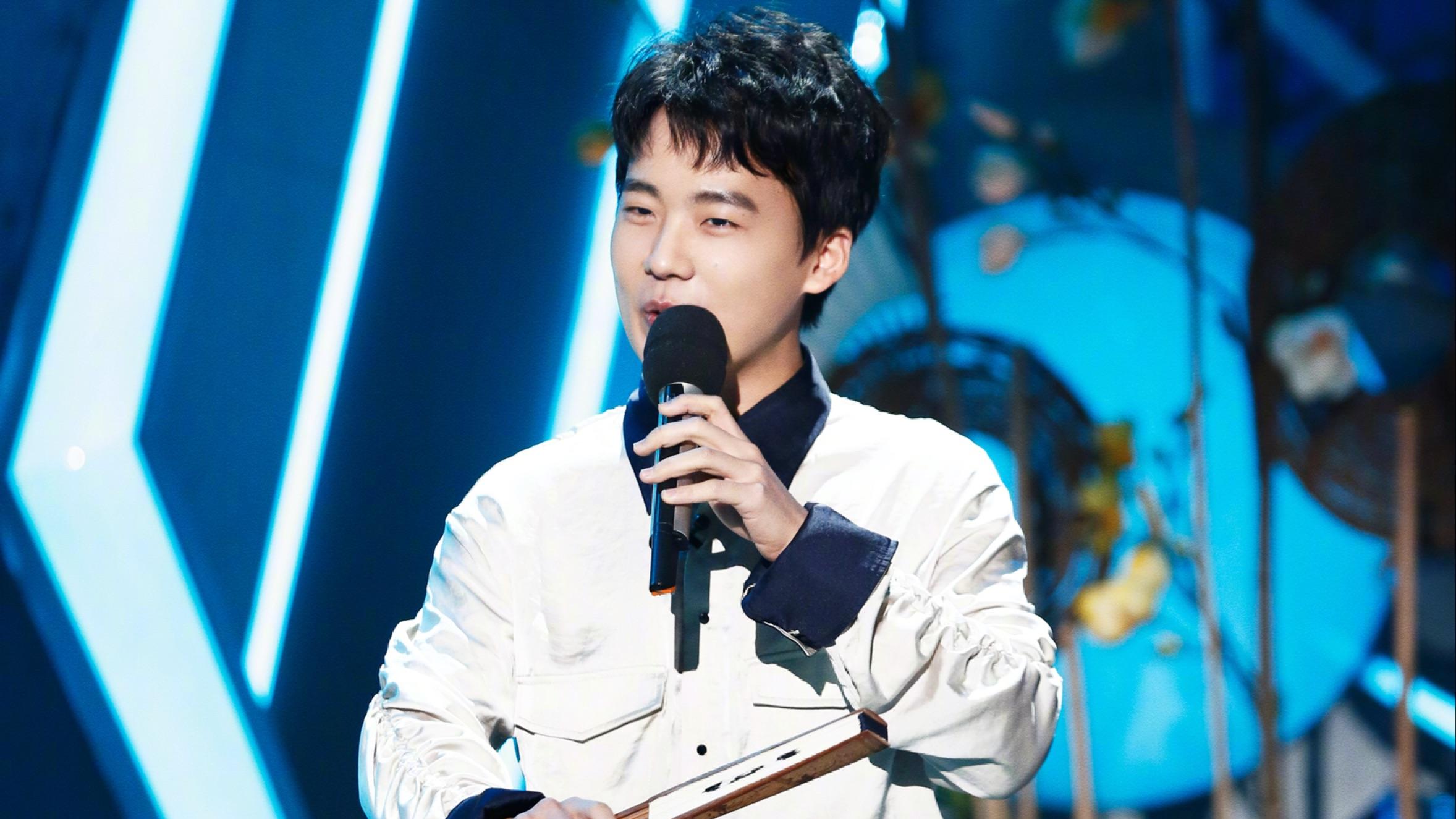 52岁郭德纲含泪谈长子：表面“捧杀”小儿子，实则逼郭麒麟回家？