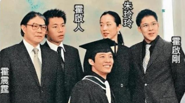 36岁霍启仁求婚成功，郭晶晶要有妯娌了！女友酷似母亲朱玲玲