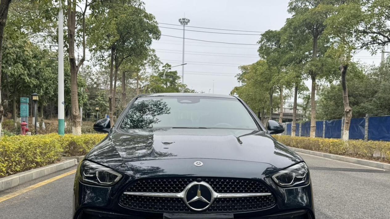 一手奔驰C级，23款C260L，绿色外观，2.1万公里，24.8万