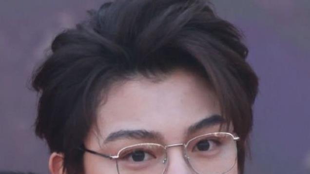 95生男生怼脸生图！丁禹兮真实，王鹤棣鞋拔脸，他差距大到认不出