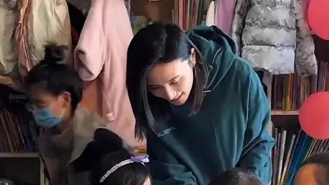 海哈金喜祖孙三代为爱女庆生，3岁夏夏精灵可爱，孝顺喂妈吃蛋糕