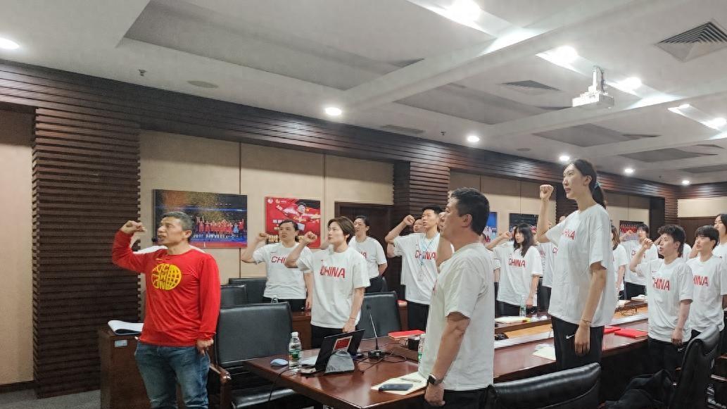 刚拿冠军就赴国家队！杨力维杨舒予认真记笔记 李梦王思雨缺席？