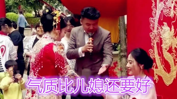 安徽“少女感”单身喜婆婆一笑倾城，网友：“中年少女”很想娶