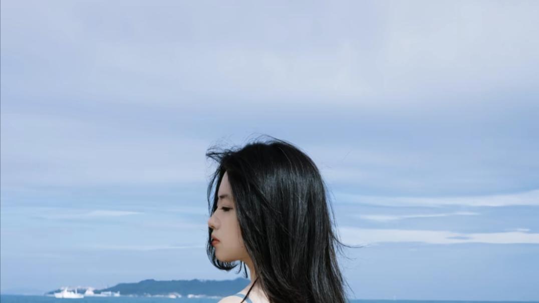 海边漫步，轻纱飘逸，感受海风拂面，自由自在。