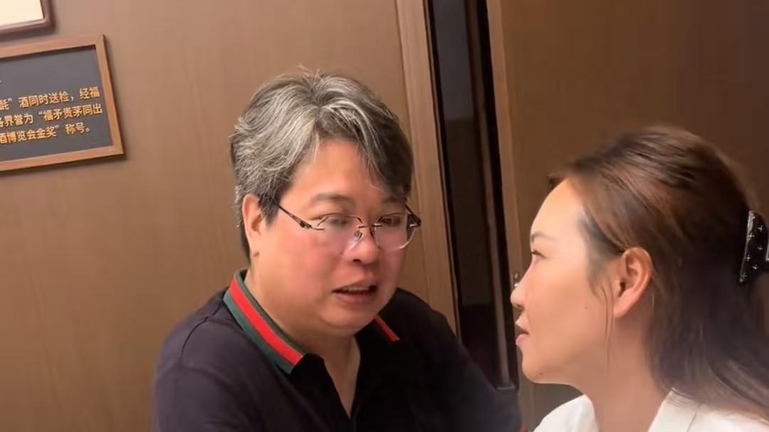 女子参加同学会，看见初恋情绪激动，男子始终坚守底线：都过去了