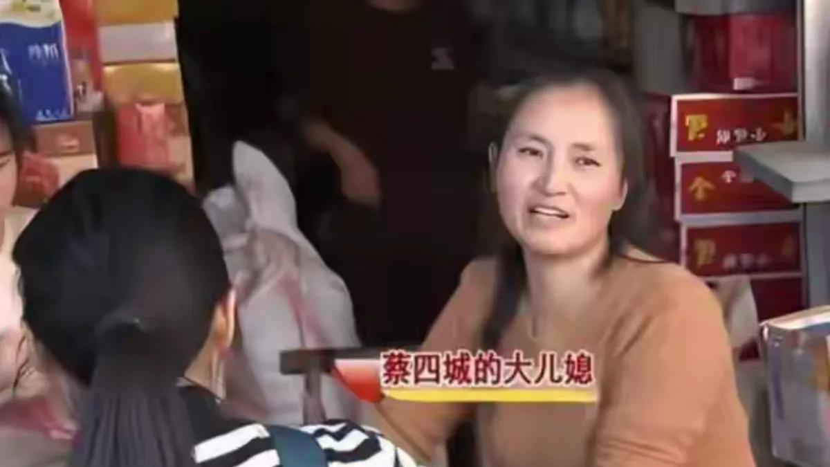 男子与小20岁女子同居17年，给继子每月1万生活费，逼亲儿子打工