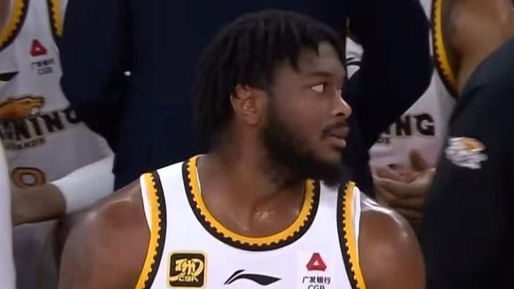 辽宁险胜，争议不断？惊险一战，裁判成焦点，辽篮未来几何？