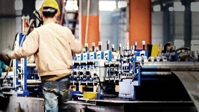 深夜送货遇塌方，老宅借宿现怪事，再寻无踪成谜团