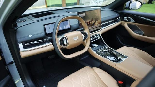 比亚迪秦L遇劲敌！银河A7 EM-i携AI混动杀入战场