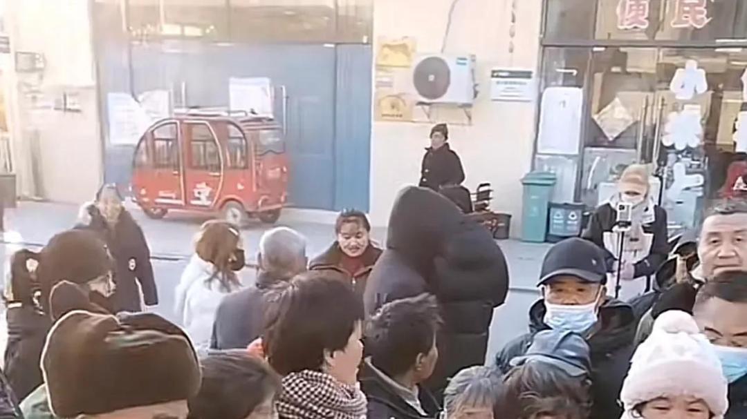 章泽天冲上热搜，刘强东母亲展示儿媳买的新衣，脸上满是骄傲