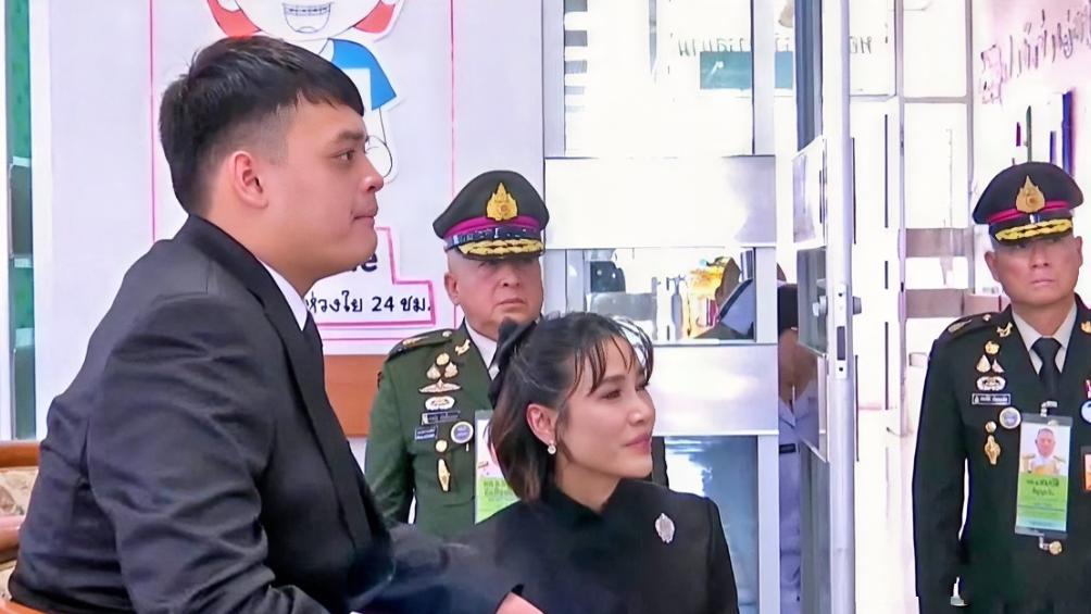 泰国贵妃诗妮娜又换发型！剪了空气刘海、头上戴蝴蝶结，确实淑女