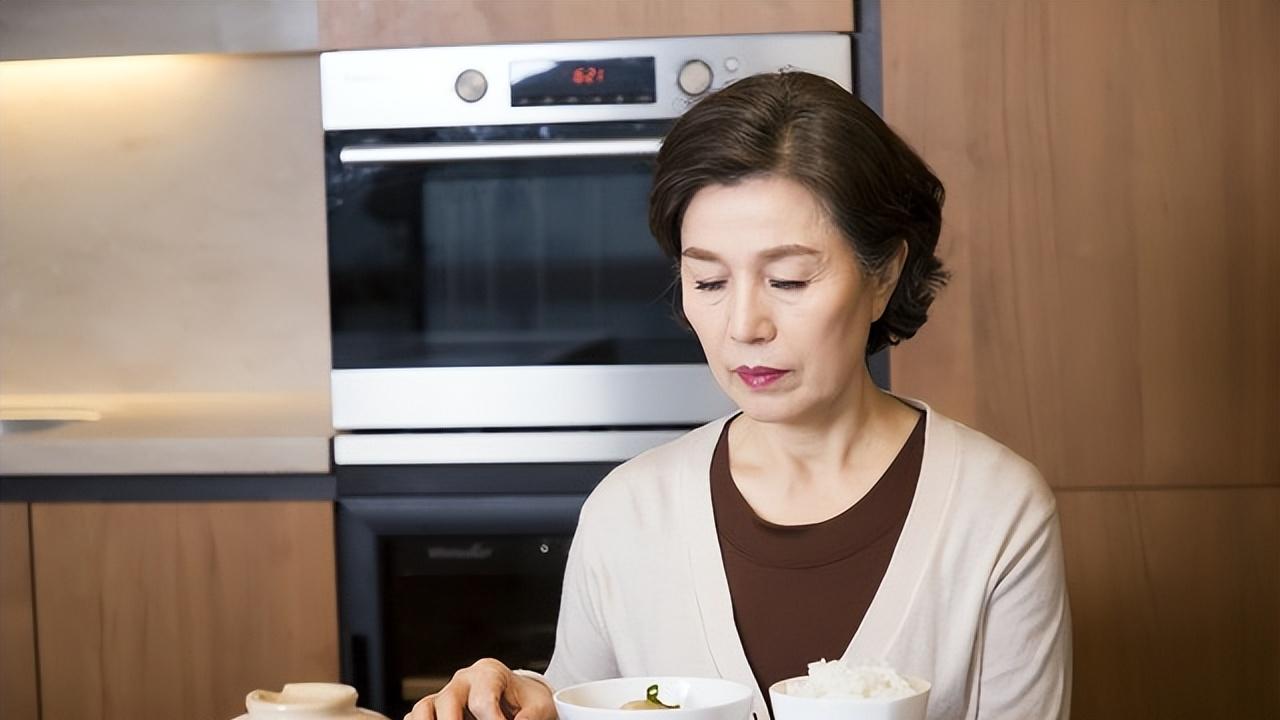我二姑丧偶后再婚，男方退休金5000，结婚半年她40万存款却全打水漂