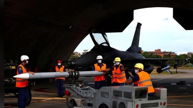 解放军机器狗扛枪冲锋，无人蜂群列阵，美对台态度180度大转弯