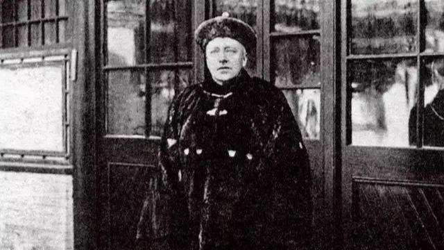 谁是紫禁城中第一个剪辫子的人？