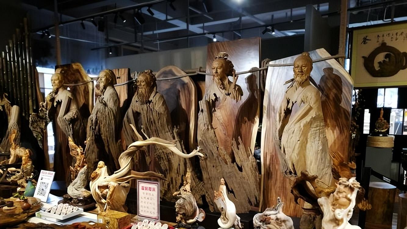 17年小伙花50万买8m长乌木，雕出500罗汉，如今烂仓库长蘑菇