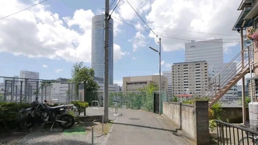 和准婆婆去饭店吃饭，我点了一盘88元的油焖大虾，店主着急拦下：姑娘，这婚不能结