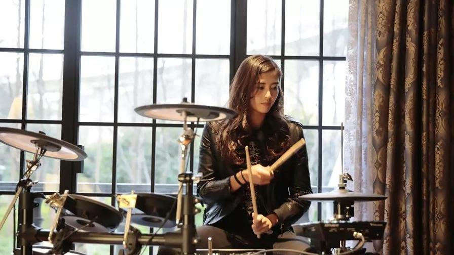 赵丽娜在直播中痛哭：亚洲杯冠军的退役挣扎与质疑