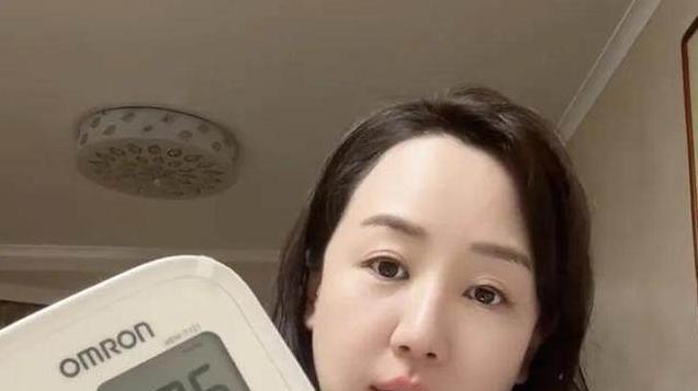 演员关凌自曝辅导孩子作业，高血压飙升还“跑”去烧烤店自疗
