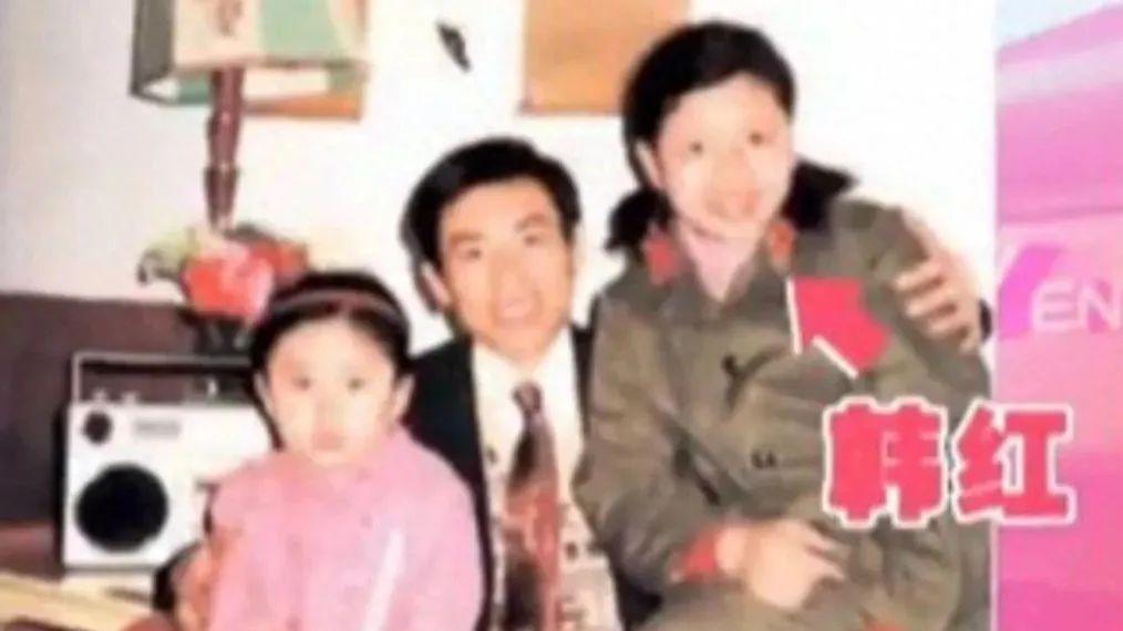 “骗”了我们30年，韩红父亲原来是家喻户晓的他，难怪不敢得罪她