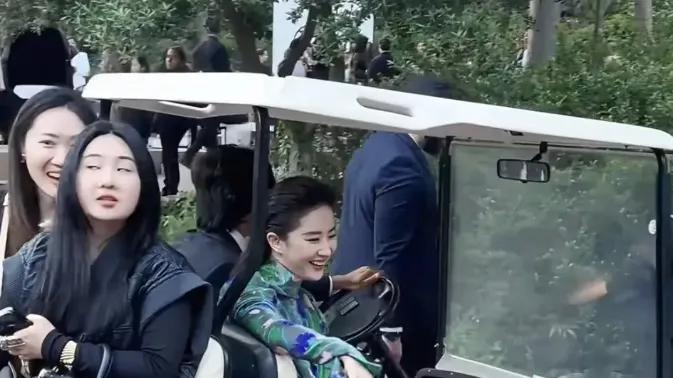 37岁刘亦菲国外旅游被偶遇，穿绿色碎花裙坐观光三轮车，不土气反而很时髦