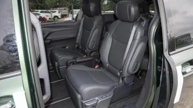 传统车企与新势力之间的碰撞，丰田赛那和岚图梦想家谁更值得买？