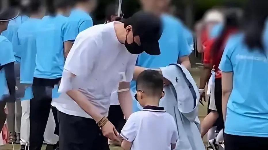 儿子生病上热搜！冯绍峰眉头紧锁，赵丽颖远程指挥